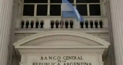 El Banco Central cruzó la barrera histórica y el dólar no frena: qué pasó con las reservas