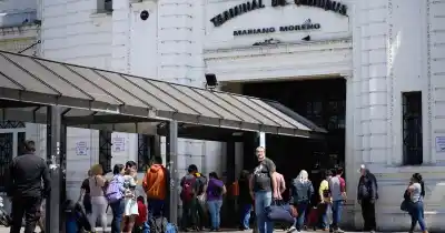 Taxistas mujeres denuncian un “monopolio territorial” en la Terminal: piden frenar la intervención de maleteros