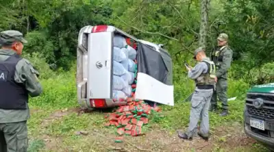 Huida desesperada en la ruta 311: el vuelco que dejó al descubierto un cargamento inesperado