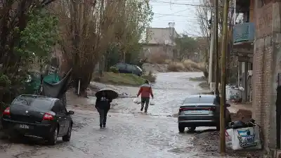 Una familia vivió momentos de terror al caer su auto a un canal en pleno temporal