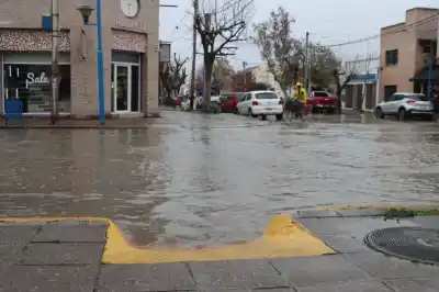 Roca bajo el agua: 20 familias asistidas y un récord de lluvia que no da tregua