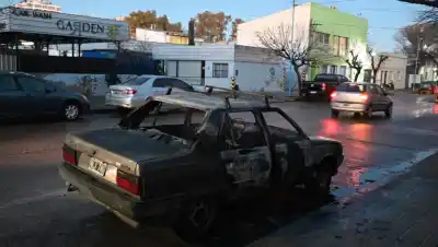 El desesperante momento de un conductor en pleno centro de Roca: su auto se incendió en segundos