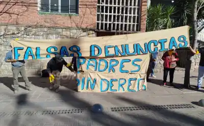 Padres denuncian vacíos legales en casos de falsas acusaciones de género: 'Primero se sanciona al hombre'