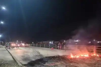 Un camión derribó cables y vecinos tomaron una drástica decisión en el único acceso al barrio