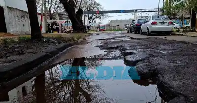 Vecinos del Barrio Hipódromo exigen solución por un bache que crece en 40 y 115