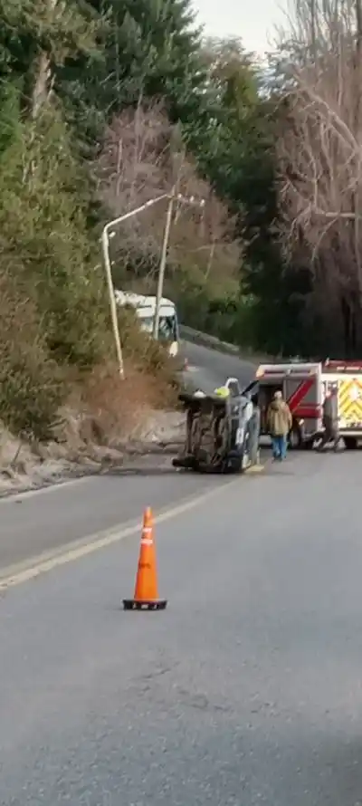 Siniestro vial en Bustillo al 22,5: el tránsito sigue cortado y aún no hay datos oficiales sobre los ocupantes