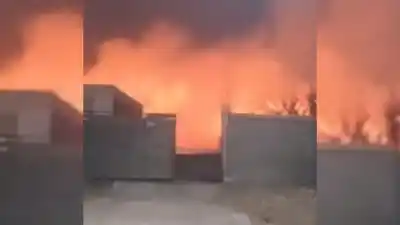Incendio en Albardón: cinco viviendas en peligro y niños asistidos por humo