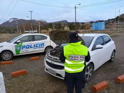 Control en Dina Huapi: secuestraron un auto con documentación que no cerraba