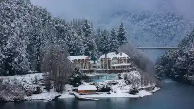 El hotel patagónico que esconde un siglo de historia y ahora conquista la nieve