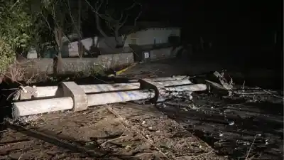 El viento arrasó El Rodeo: árboles, postes y un incendio en la ruta mantienen en vilo a la localidad