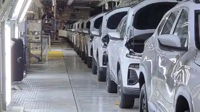 La producción de autos sigue en caída, pero las exportaciones salvan el mes con un salto del 28%