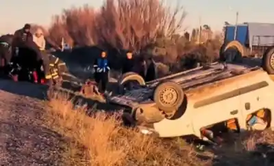 Vuelco en la Ruta 7: el conductor quedó atrapado bajo el vehículo tras intentar un sobrepaso