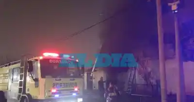 Las llamas arrasaron su garaje y lo que encontraron después dejó sorprendidos a los bomberos