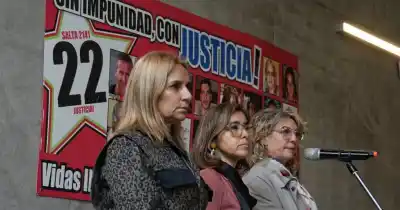 Un minuto de silencio y un reclamo que no calla: el emotivo homenaje a las víctimas de Salta 2141