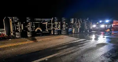 Volcó un camión en la Ruta 40 y el derrame de combustible complicó la zona