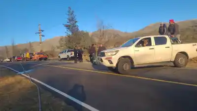 El fuego en El Rodeo ya no amenaza las viviendas, pero el viento sigue complicando todo