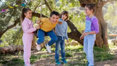 ¿Por qué conservamos peluches, cartas y fotos de la infancia? La respuesta de la psicología