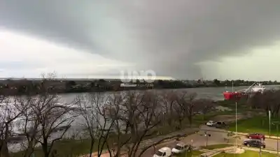 El cielo se oscureció en plena mañana y el temporal que anticipaban ya azota Santa Fe