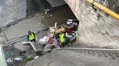 Desalojo sorpresa en el canal Yrigoyen: 17 personas demoradas y toneladas de residuos retirados