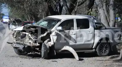Choque en ruta 26: la Toyota Hilux y el Ford Fiesta quedaron destrozados y nadie lo puede creer