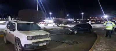 Chocó un auto estacionado, siguió de largo y terminó contra un cartel: el alcohol, el gran protagonista