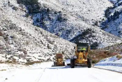 Cadenas obligatorias y retenes: la medida clave que buscan imponer en plena nevada