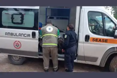 Perdió el control de su moto y terminó derrapando con su acompañante: ambos terminaron en el hospital