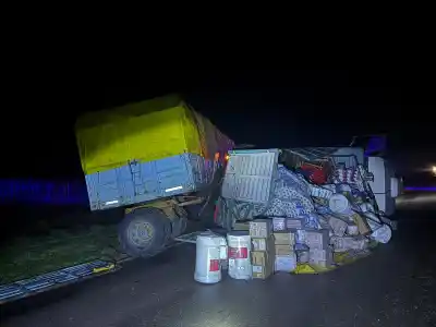 Un camión volcó en la ruta y el conductor contó qué pasó segundos antes