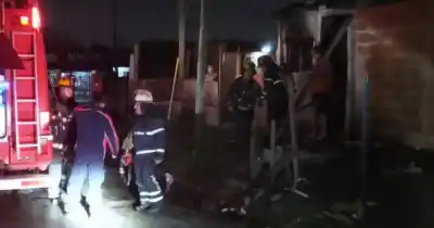 Incendio en Quilmes Oeste: rescatan a un jubilado con graves quemaduras