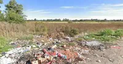El drama de los vecinos de Los Hornos y Olmos: el basural que crece y nadie frena