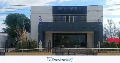 Tensión en Sarmiento: amenaza de bomba obligó a evacuar un centro cultural y dependencias oficiales