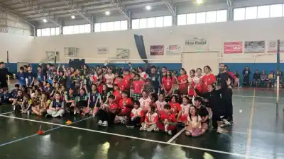 El Polideportivo de Dina Huapi fue sede de un vibrante encuentro de Mini Vóley con récord de participación