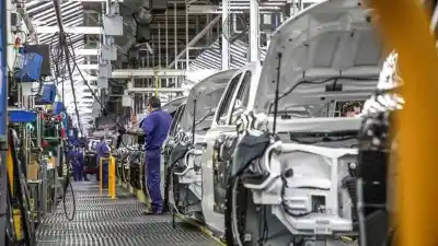 La producción de autos sigue en caída libre: el mercado interno no levanta y las fábricas dependen de las exportaciones