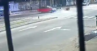 Lo que captó la cámara en 27 de Febrero: el auto que embistió a un motociclista y escapó