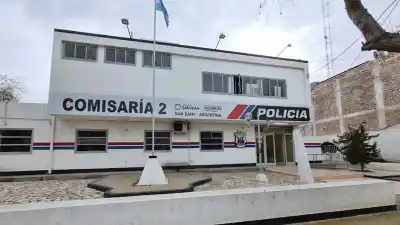 Golpeó a un detenido esposado y la Justicia lo inhabilitó: la insólita excusa del agente