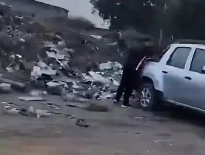 Vecinos captaron el momento exacto: dos personas tiraron basura en plena calle y la Municipalidad ya actúa
