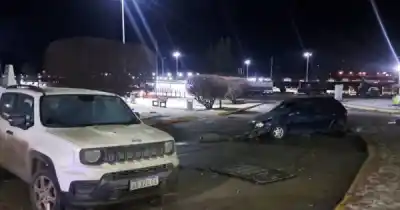Terminó contra una camioneta y un cartel: el dato de la alcoholemia que complica a la conductora