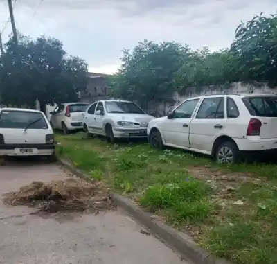 Vereda tomada en pleno centro: el reclamo vecinal que la Municipalidad aún no escuchó