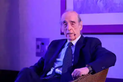El economista tucumano que escucha el Gobierno lanzó una advertencia sobre el dólar: “Compramos demasiadas divisas”