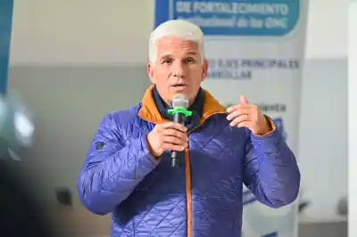 Gobernador Poggi sorprendió en Fraga: millonaria ayuda económica y un libro que emociona