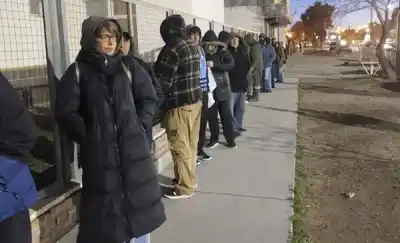 Jubilados al límite: largas filas y frío extremo para conseguir un turno en Prosate