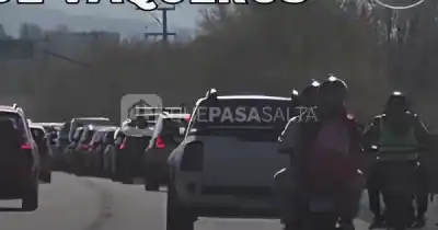 Tragedia en Vaqueros: un motociclista de 66 años murió tras chocar y golpearse la cabeza