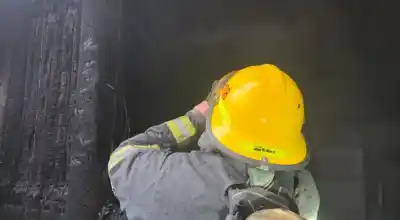 El fuego atacó un depósito en Centenario y dejó un dato que preocupa a los vecinos