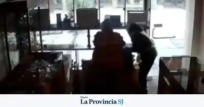Merodearon la joyería horas antes del robo y las cámaras los delataron
