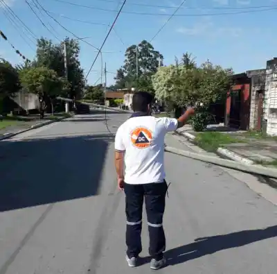 ¡ATENCION! Un camión derribó postes en la Villa Nueva
