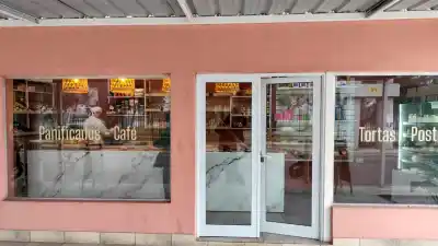 Rompieron el vidrio de una pastelería y huyeron con la recaudación: el video que expone el robo