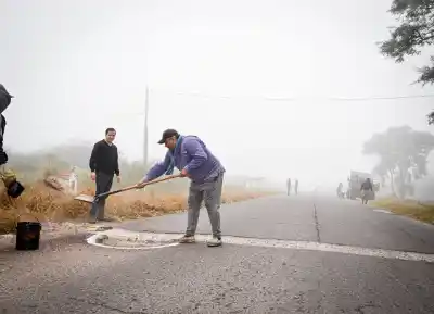 Intendente cruzó los límites de su ciudad para tapar los pozos de una ruta provincial