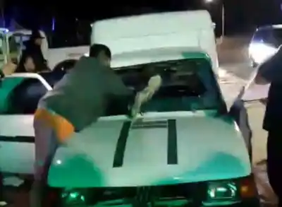 Impactante choque en Saladas: un ciclista quedó incrustado en la cabina de una camioneta