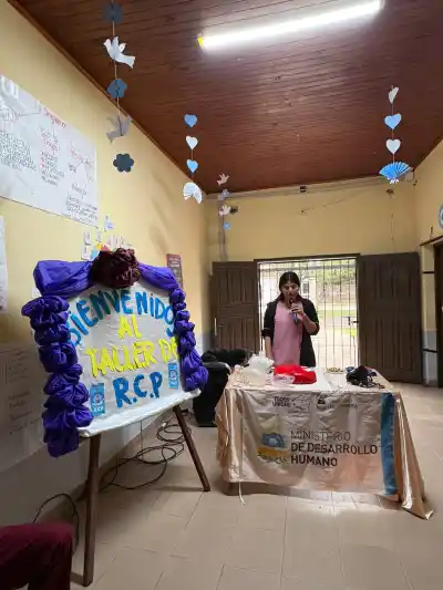 Aprender a salvar vidas: el Hospital de Misión Laishí llevó RCP a una escuela secundaria