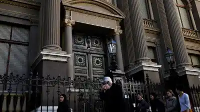 El dato que inquieta: qué prevén los analistas para la inflación y el dólar en los próximos meses